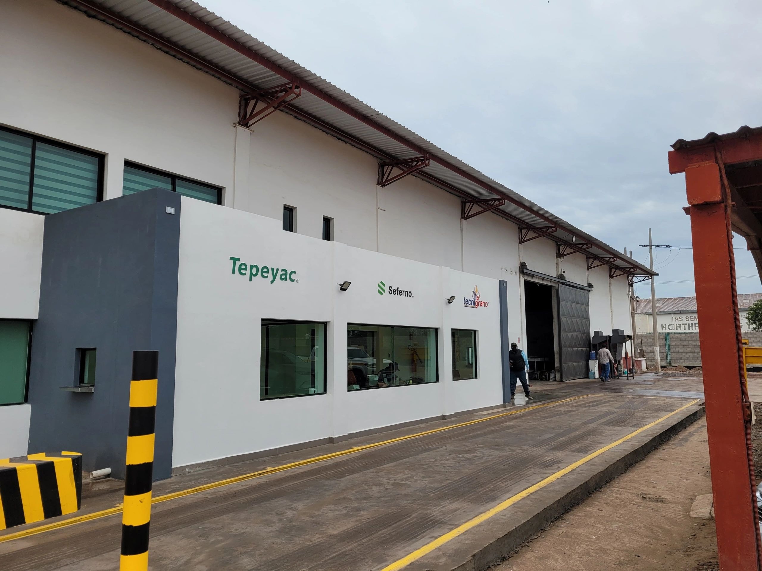 Edificio comercial de Tecnigrano con fachada moderna